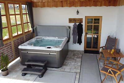Whirlpool auf der Terrasse des Ferienhauses